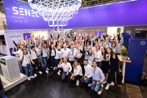 Das hochmotivierte und freudige Messe-Team der Senec auf der Intersolar-Fachmesse für Solar.